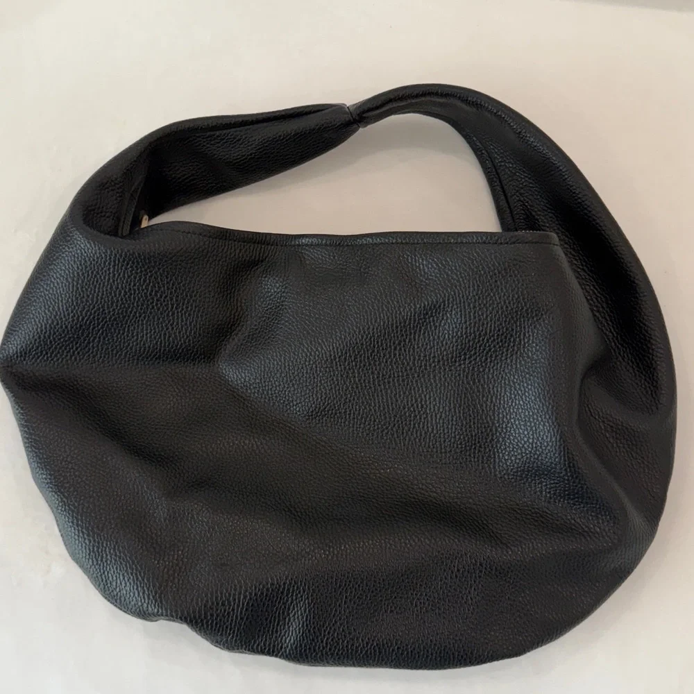 Flattered hobo shoulder bag black pebbled leather Revolve gold zipper - Picture 3 of 5